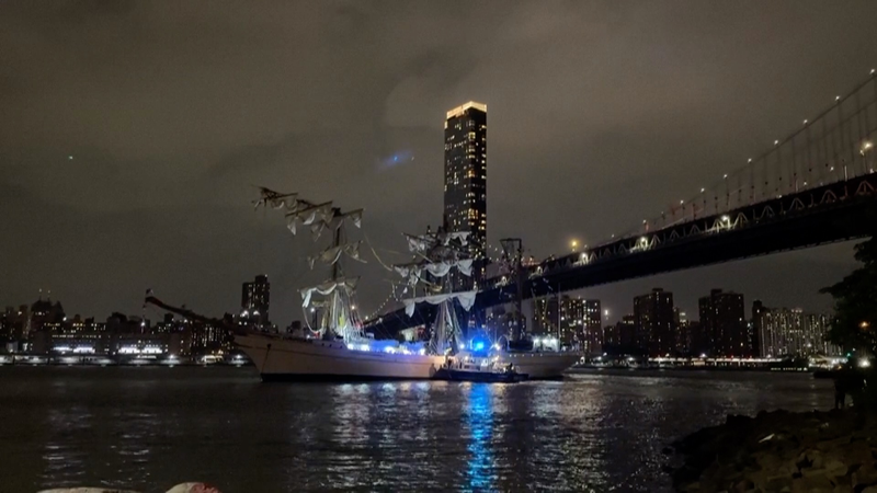 Un navire de la marine mexicaine percute le pont de Brooklyn, plusieurs blessés Un navire de la marine mexicaine percute le pont de Brooklyn, plusieurs blessés video poster