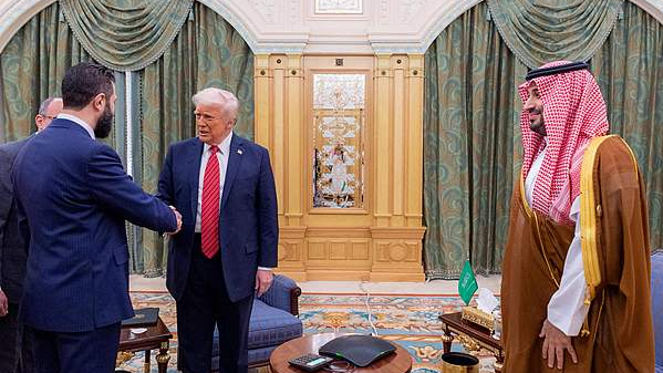 Trump rencontre le leader intérimaire syrien à Riyad pour des discussions sur la normalisation des relations Trump rencontre le leader intérimaire syrien à Riyad pour des discussions sur la normalisation des relations