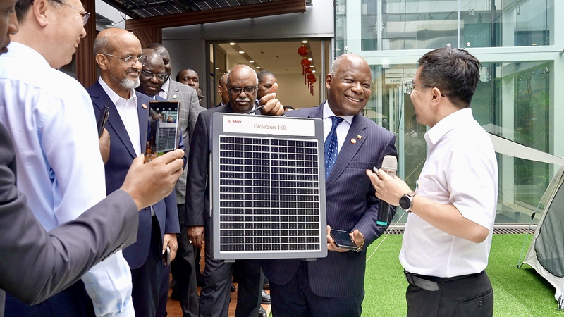 L’envoyé camerounais loue les solutions solaires de la Chine pour l’Afrique L'envoyé camerounais loue les solutions solaires de la Chine pour l'Afrique video poster