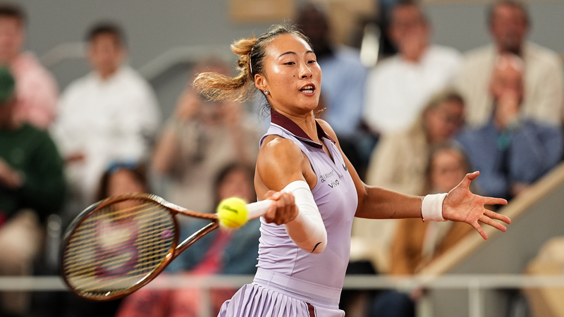 Zheng Qinwen brille à Roland-Garros, bat Pavlyuchenkova