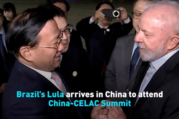 Lula atterrit à Pékin pour le sommet Chine-CELAC Lula atterrit à Pékin pour le sommet Chine-CELAC video poster
