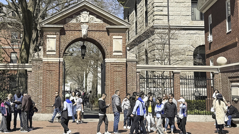 Trump veut les noms et les pays des étudiants internationaux de Harvard Trump veut les noms et les pays des étudiants internationaux de Harvard