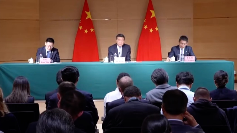 La délégation chinoise informe la presse après les pourparlers commerciaux de Genève La délégation chinoise informe la presse après les pourparlers commerciaux de Genève video poster