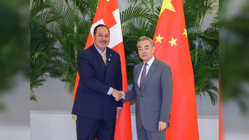 Le ministre chinois des Affaires étrangères et le prince héritier de Tonga célèbrent 27 ans de solidarité Le ministre chinois des Affaires étrangères et le prince héritier de Tonga célèbrent 27 ans de solidarité