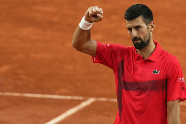 Djokovic combat une ampoule pour atteindre le troisième tour à Roland-Garros Djokovic combat une ampoule pour atteindre le troisième tour à Roland-Garros