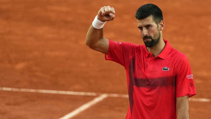 Djokovic combat une ampoule pour atteindre le troisième tour à Roland-Garros