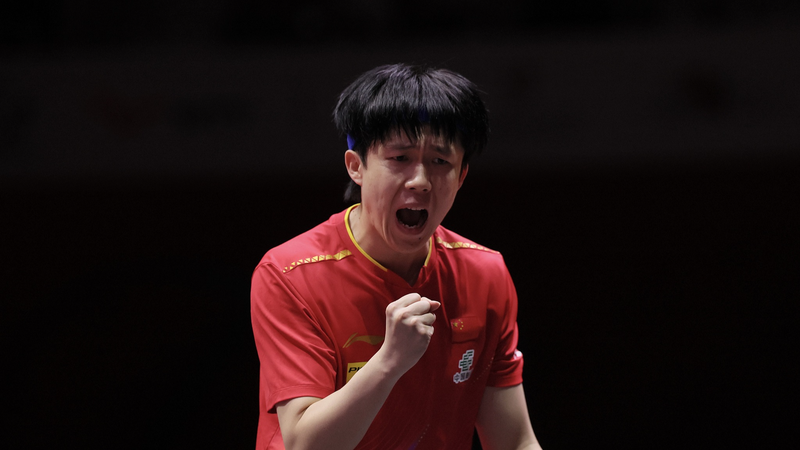 Wang Chuqin navigue jusqu'aux huitièmes de finale des finales mondiales de tennis de table