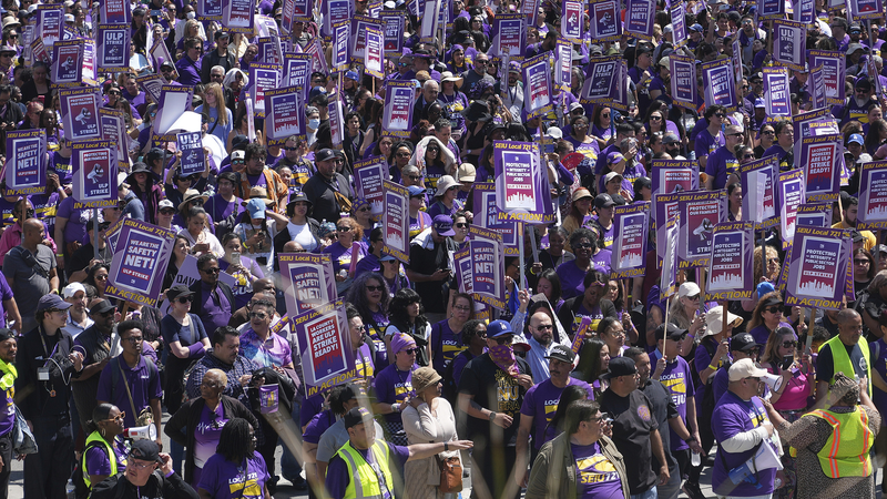 Les manifestations du 1er mai augmentent alors que des milliers de personnes défient les politiques de Trump Les manifestations du 1er mai augmentent alors que des milliers de personnes défient les politiques de Trump