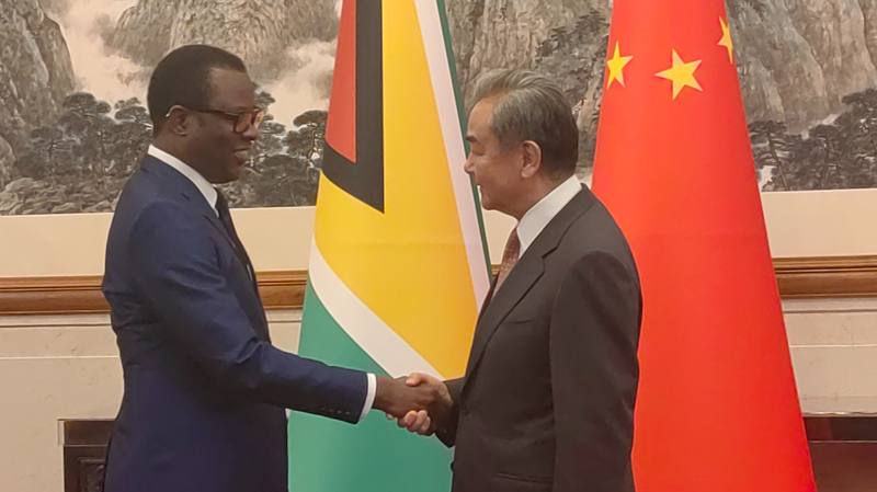 Les ministres des Affaires étrangères chinois et guyanais se rencontrent à Pékin Les ministres des Affaires étrangères chinois et guyanais se rencontrent à Pékin