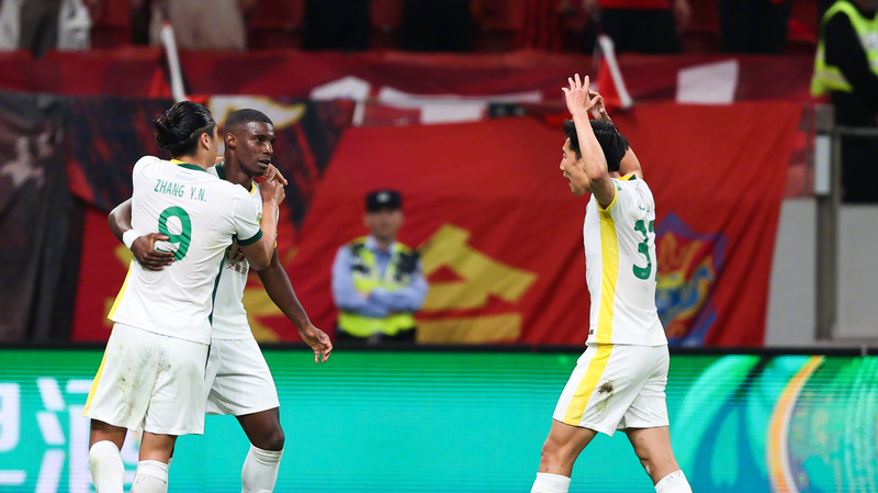 Beijing Guoan reste invaincu avec une victoire 2-1 à Shanghai Port Beijing Guoan reste invaincu avec une victoire 2-1 à Shanghai Port