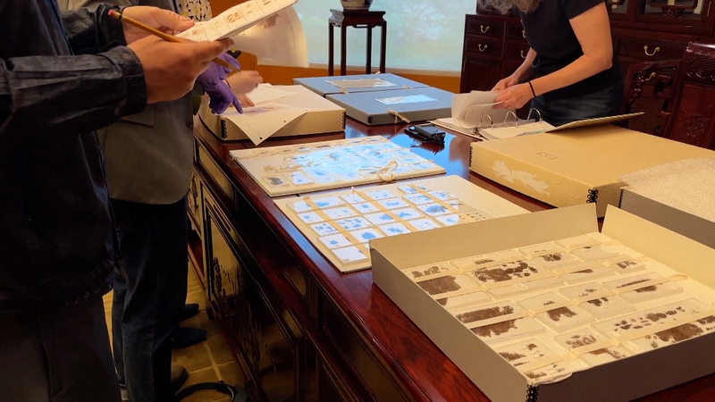 Le Smithsonian rend d’anciens manuscrits en soie à la Chine continentale Le Smithsonian rend d'anciens manuscrits en soie à la Chine continentale video poster