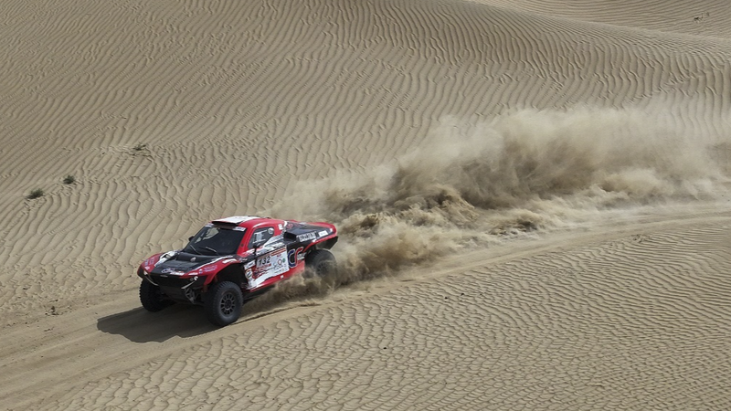 La sixième étape du Rallye Taklimakan offre un affrontement spectaculaire dans le désert La sixième étape du Rallye Taklimakan offre un affrontement spectaculaire dans le désert video poster