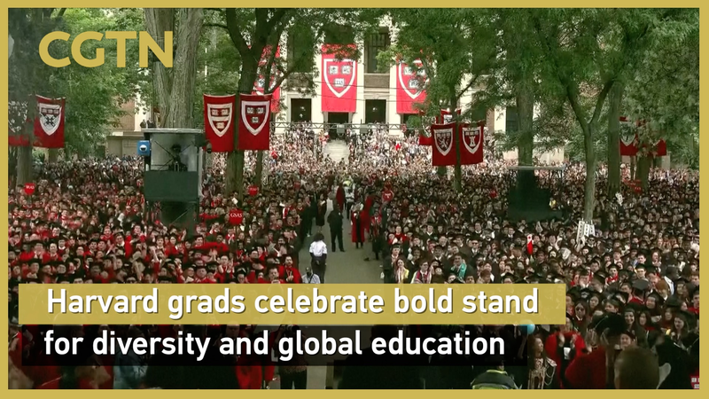Les diplômés de Harvard applaudissent une position audacieuse pour la diversité et l'éducation globale video poster