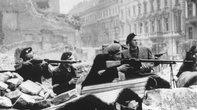 Varsovie renaît : 80 ans après une quasi-destruction Varsovie renaît : 80 ans après une quasi-destruction video poster