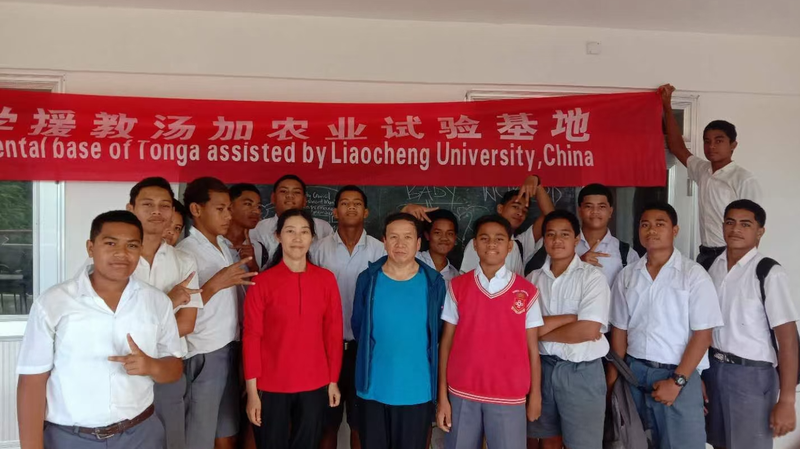 Cultiver des avenirs à Tonga : l’histoire d’une enseignante chinoise en agronomie Cultiver des avenirs à Tonga : l'histoire d'une enseignante chinoise en agronomie