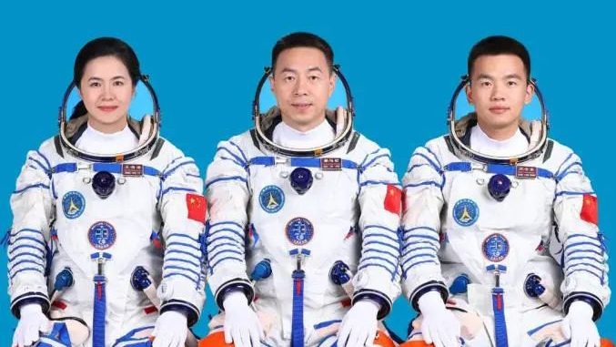 L’équipage de Shenzhou-19 atterrit après six mois en orbite L'équipage de Shenzhou-19 atterrit après six mois en orbite video poster