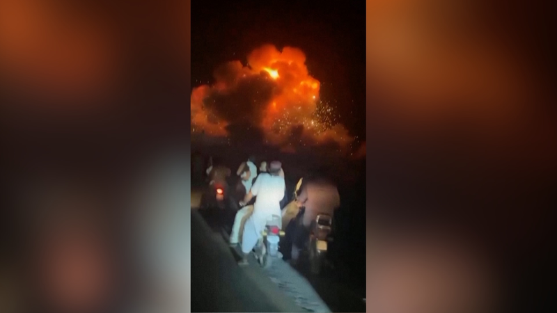 Le Pakistan déclare avoir abattu cinq avions indiens après des frappes aériennes fatales video poster