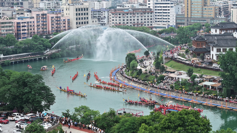 Le tour en bateau-dragon démarre à Bijiang de Tongren avant la course de 2025 Le tour en bateau-dragon démarre à Bijiang de Tongren avant la course de 2025 video poster