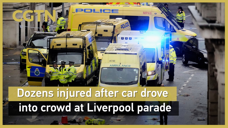 Des dizaines de blessés alors qu’une voiture percute la foule d’un défilé à Liverpool Des dizaines de blessés alors qu'une voiture percute la foule d'un défilé à Liverpool video poster