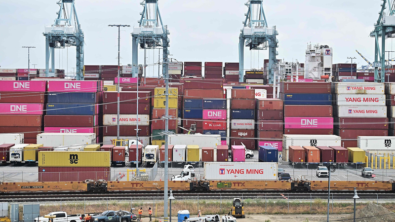 Les tarifs américains frappent le port de Los Angeles, menaçant les emplois et augmentant les prix Les tarifs américains frappent le port de Los Angeles, menaçant les emplois et augmentant les prix