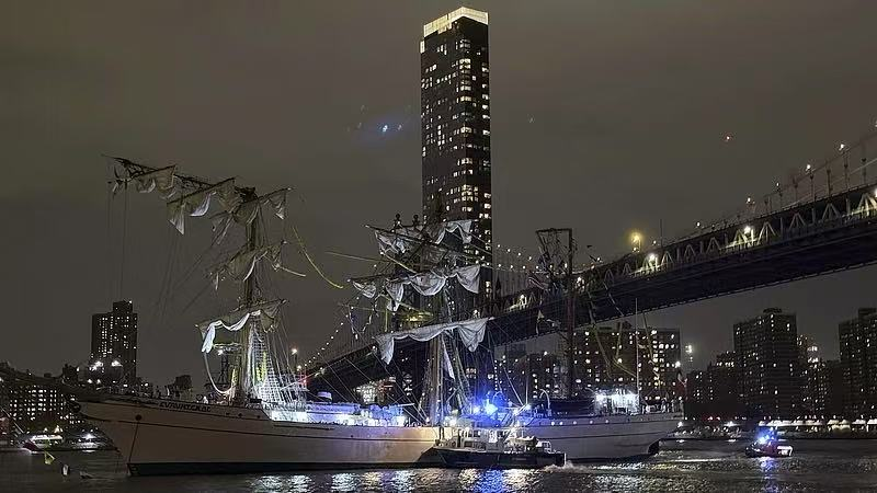 Navire-école de la marine mexicaine heurte le pont de Brooklyn à NYC Navire-école de la marine mexicaine heurte le pont de Brooklyn à NYC video poster
