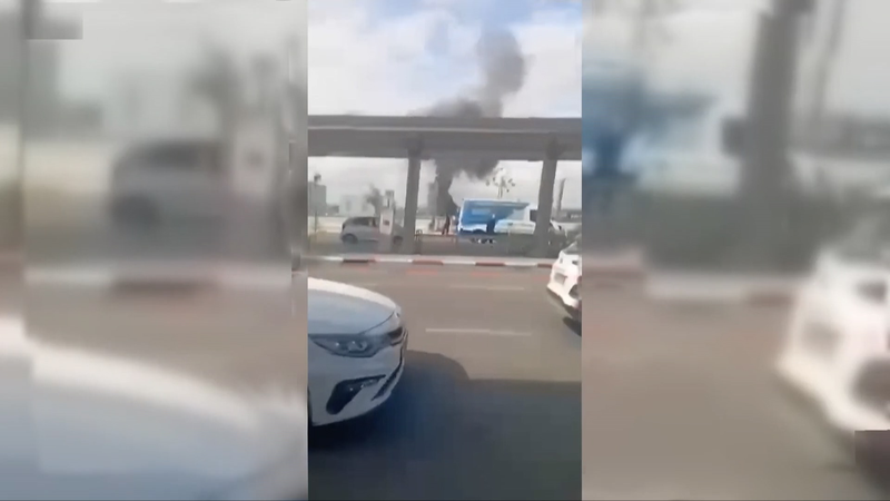 Frappe de missile des Houthis près de l’aéroport Ben Gurion, huit blessés Frappe de missile des Houthis près de l'aéroport Ben Gurion, huit blessés video poster