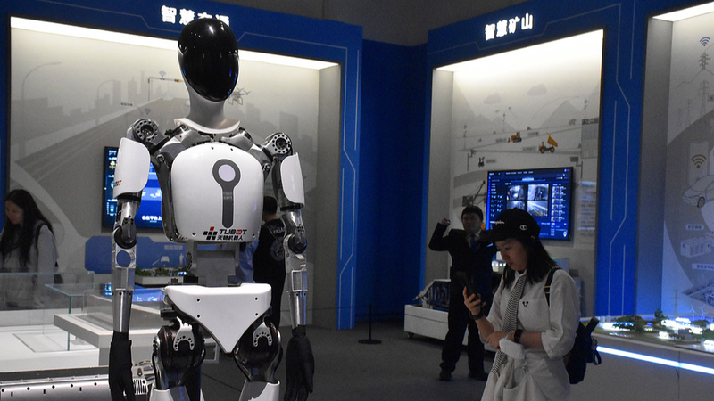 Les robots Tina et T1pro du Sichuan volent la vedette au musée de Pékin Les robots Tina et T1pro du Sichuan volent la vedette au musée de Pékin
