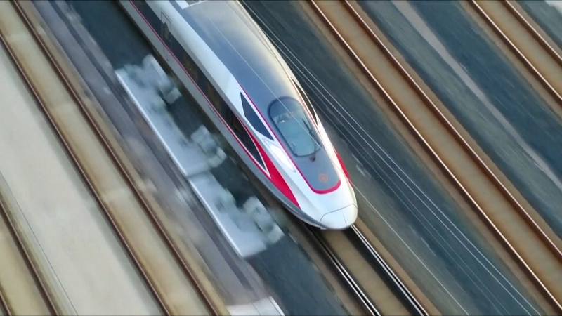 La Chine teste le train le plus rapide du monde avec une technologie de freinage de précision La Chine teste le train le plus rapide du monde avec une technologie de freinage de précision video poster
