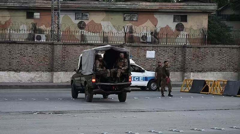 Le Pakistan et l'Inde conviennent d'un cessez-le-feu immédiat après quatre jours de frappes video poster