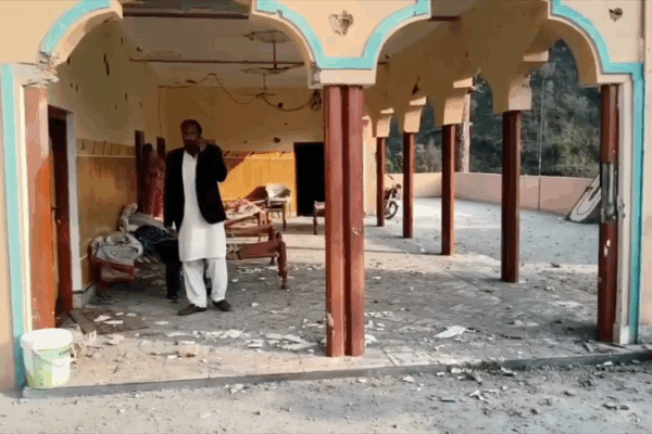 Des frappes indiennes endommagent des maisons pakistanaises après une attaque au Cachemire Des frappes indiennes endommagent des maisons pakistanaises après une attaque au Cachemire video poster