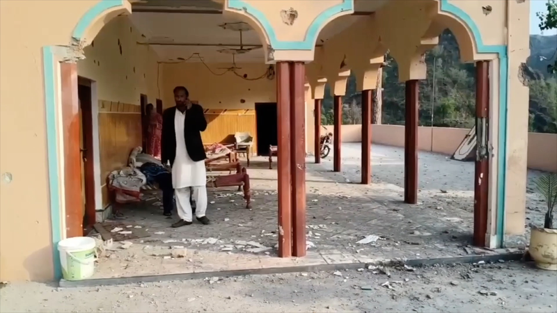 Des frappes indiennes endommagent des maisons pakistanaises après une attaque au Cachemire video poster
