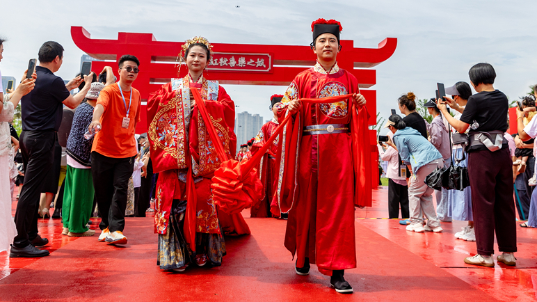 Le défilé de mariage style Song de Ninghai ravive le charme ancien Le défilé de mariage style Song de Ninghai ravive le charme ancien