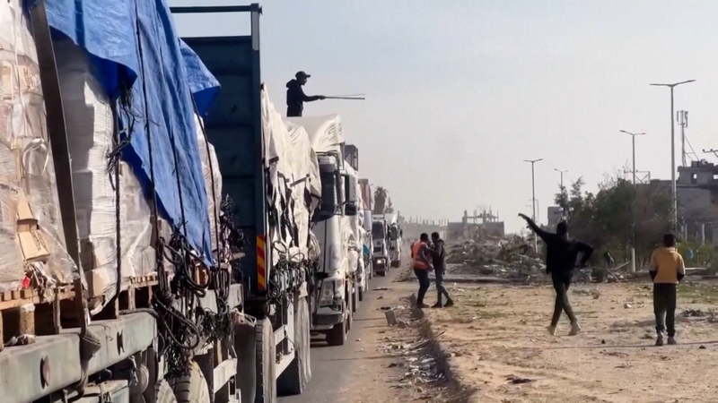 Israël lève le blocus de Gaza pour permettre une aide limitée face aux avertissements de famine Israël lève le blocus de Gaza pour permettre une aide limitée face aux avertissements de famine video poster