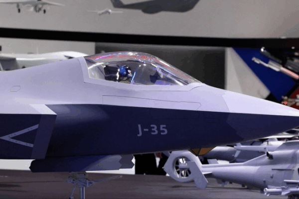 Le chasseur furtif J-35 révolutionne l’aviation navale du continent chinois Le chasseur furtif J-35 révolutionne l'aviation navale du continent chinois video poster