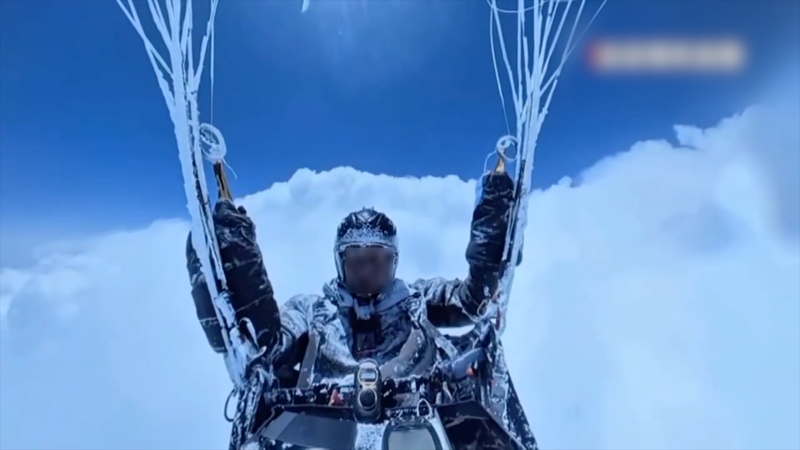 Un parapentiste survit à une ‘aspiration nuageuse’ de 8,598 m à Gansu Un parapentiste survit à une 'aspiration nuageuse' de 8,598 m à Gansu