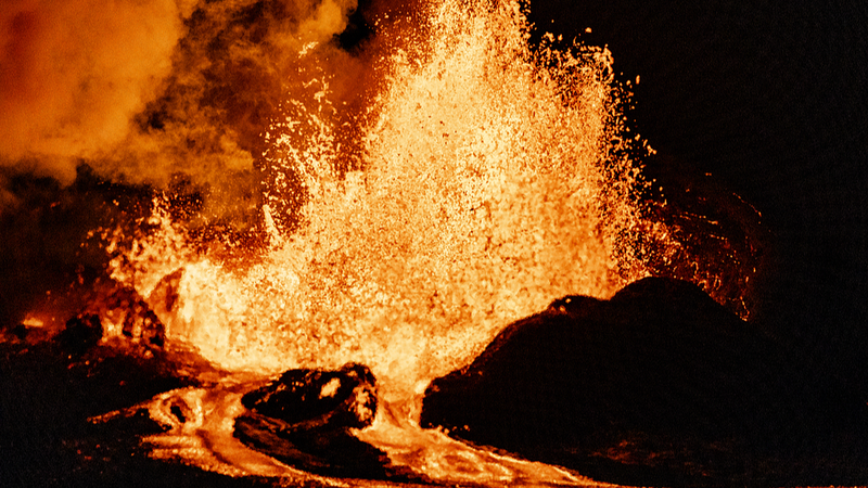 En direct : Le volcan Kilauea entre en éruption à nouveau, des fontaines de lave jusqu’à 300m En direct : Le volcan Kilauea entre en éruption à nouveau, des fontaines de lave jusqu'à 300m video poster