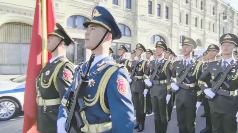 La Garde d’Honneur de l’Armée Populaire de Libération défile lors du 80e défilé de la Victoire à Moscou La Garde d'Honneur de l'Armée Populaire de Libération défile lors du 80e défilé de la Victoire à Moscou video poster