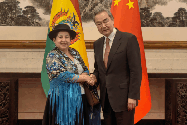 Wang Yi rencontre la ministre bolivienne des Affaires étrangères Celinda Sosa Lunda Wang Yi rencontre la ministre bolivienne des Affaires étrangères Celinda Sosa Lunda