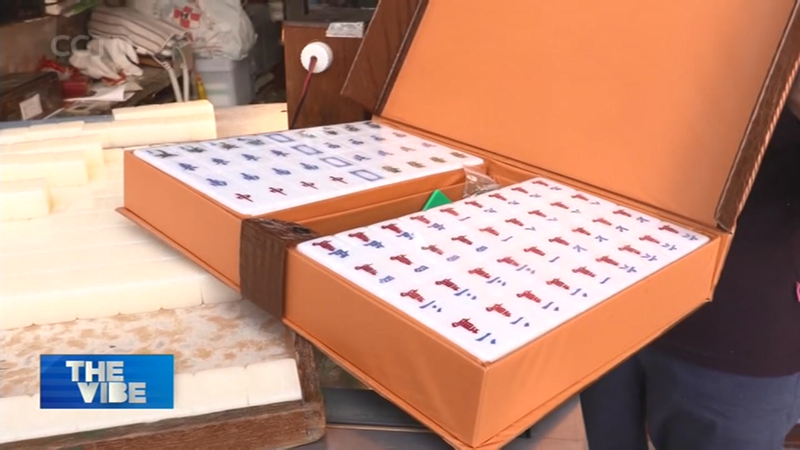 La dernière femme graveuse de tuiles de mahjong à Hong Kong défie la vague numérique La dernière femme graveuse de tuiles de mahjong à Hong Kong défie la vague numérique video poster