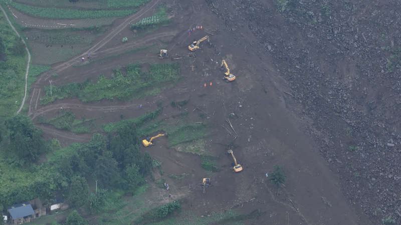 Course de sauvetage après des glissements de terrain à Dafang, dans le comté de Guizhou Course de sauvetage après des glissements de terrain à Dafang, dans le comté de Guizhou video poster