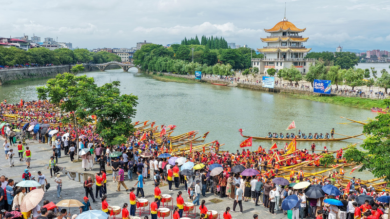 Le_festival_Duanwu_du_Hunan_s_illumine_avec_une_parade_de_bateaux_dragons