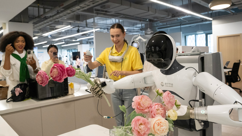 Les jeunes du monde explorent la technologie intelligente en Zhejiang Les_jeunes_du_monde_explorent_la_technologie_intelligente_en_Zhejiang