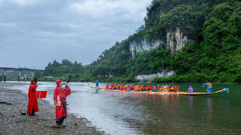 Les villageois de Guizhou ravivent une tradition de bateau-dragon vieille de 1 000 ans Les_villageois_de_Guizhou_ravivent_une_tradition_de_bateau_dragon_vieille_de_1_000_ans video poster