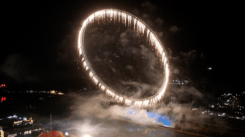 Liuyang illumine le 1er mai avec un spectaculaire feu d’artifice Liuyang_illumine_le_1er_mai_avec_un_spectaculaire_feu_d_artifice video poster