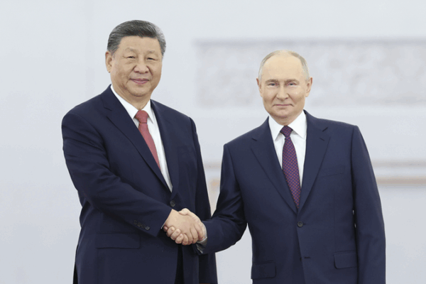 Xi Jinping et Poutine renforcent leurs liens à Moscou Xi Jinping et Poutine renforcent leurs liens à Moscou