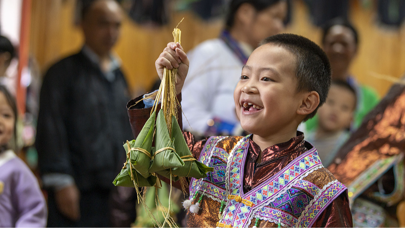 Petit École, Grande Joie : La Journée des Enfants dans un Village Frontière Miao Petit École, Grande Joie : La Journée des Enfants dans un Village Frontière Miao