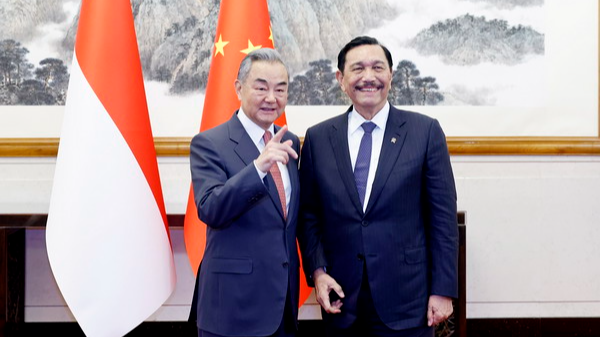 Le FM de la Chine rencontre le président économique de l'Indonésie pour renforcer la coopération