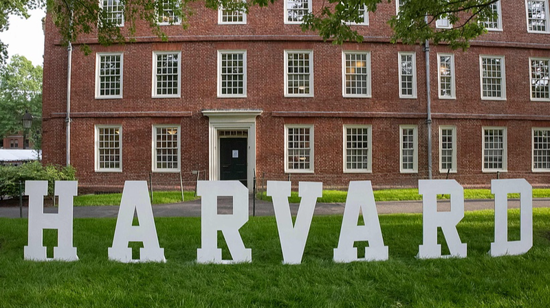 Pourquoi Harvard est devenu le principal objectif dans la guerre culturelle de Trump Pourquoi_Harvard_est_devenu_le_principal_objectif_dans_la_guerre_culturelle_de_Trump