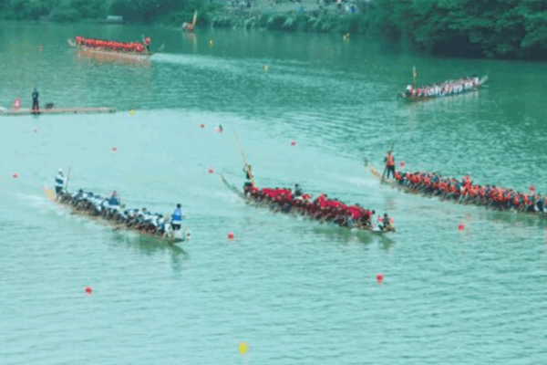 L’Excitation Monte Avec Le Lancement de la Course de Bateaux-Dragons à Guizhou L'Excitation Monte Avec Le Lancement de la Course de Bateaux-Dragons à Guizhou