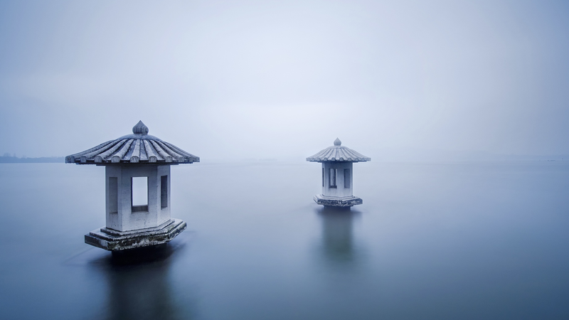 Le charme pluvieux de Hangzhou : une gorgée de thé Longjing au lac de l'Ouest